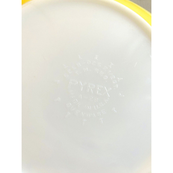 Vintage Pyrex Primary Yellow Serving Bowl Dish 525B-025 2.5 QT - Picture 7 of 9